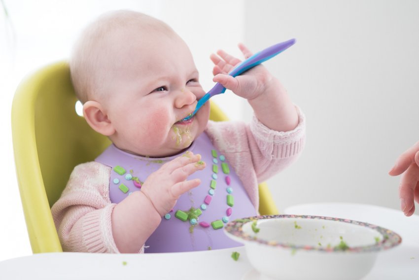 Si të zgjidhni ushqimin e duhur për fëmijën tuaj që nga lindja
